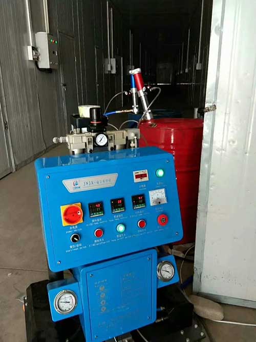 聚氨酯發(fā)泡機施工大棚保溫案例