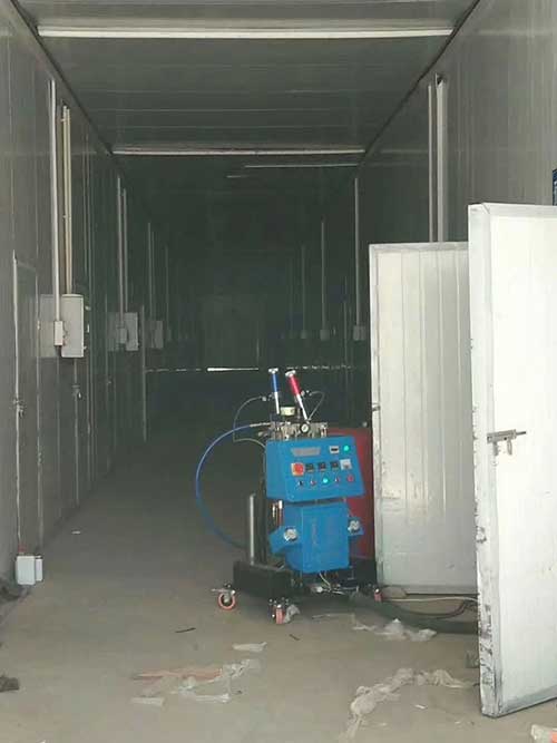 聚氨酯發(fā)泡機大棚保溫現(xiàn)場施工