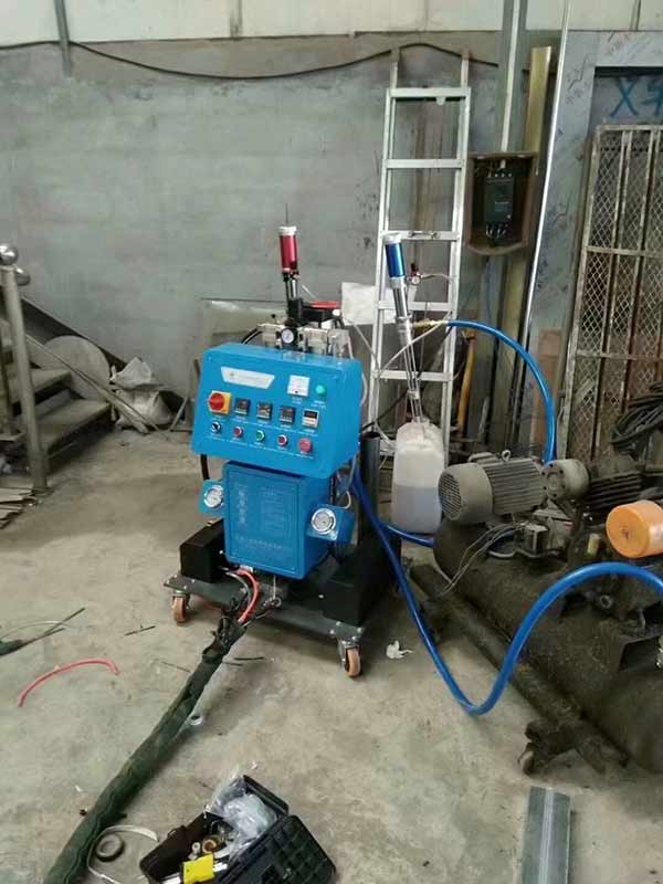 聚氨酯保溫發(fā)泡機應用于小型儲存保溫箱施工