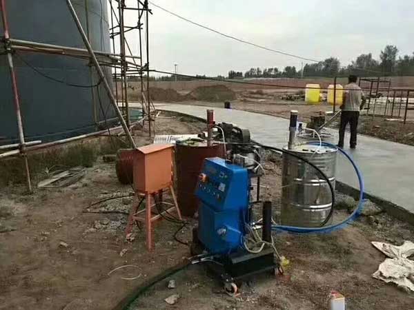 Q2600型號聚氨酯保溫發(fā)泡機用于罐體保溫施工